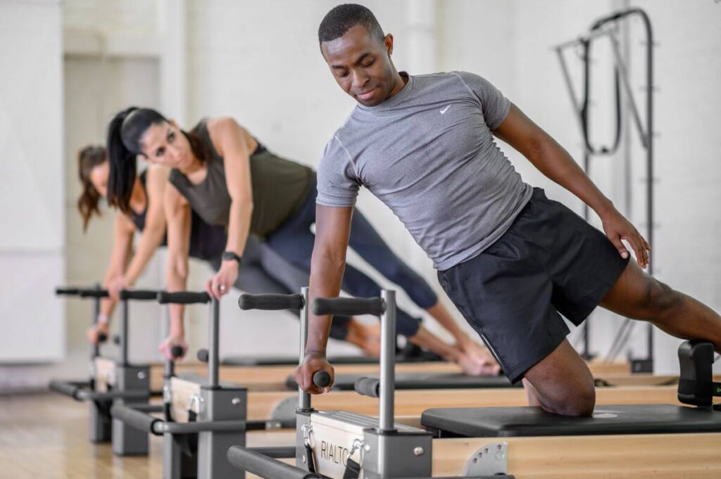 Pilates-tunti, jossa käytetään Rialto Reformer Plank -tankoja lankkuharjoituksiin
