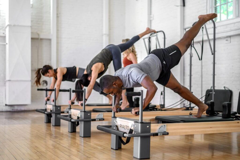 Pilates-tunti, jossa käytetään Rialto Reformer Plank -tankoja lankkuharjoituksiin.